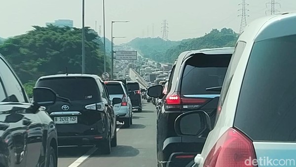 Kepadatan lalu lintas di tol MBZ arah Cikampek 14/5/2026.