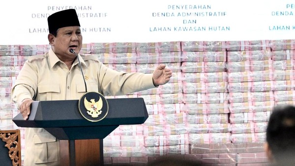 Prabowo di kejagung saat penyerahan uang rampasan satgas pkh