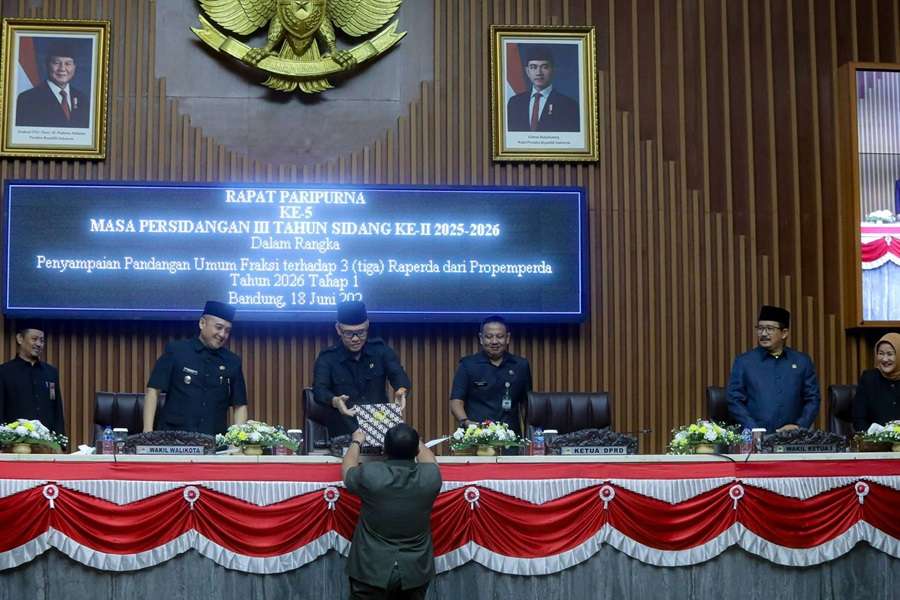 Rapat paripurna DPRD kota bandung