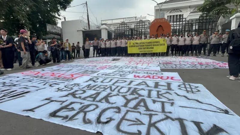 Aksi demonstrasi mahasiswa di depan Gedung DPRD Provinsi Jawa Barat, Bandung, Senin (15/06).