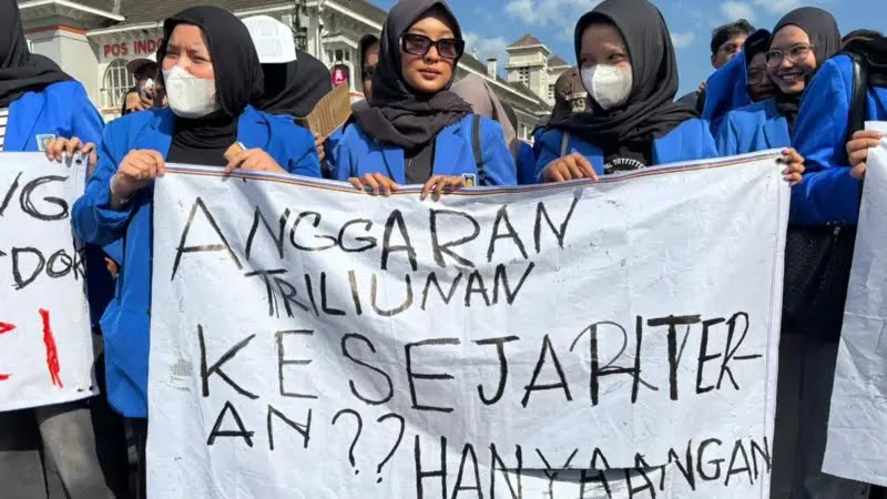 Aksi mahasiswa Universitas Islam Indonesia di Yogyakarta, Senin (15/06).